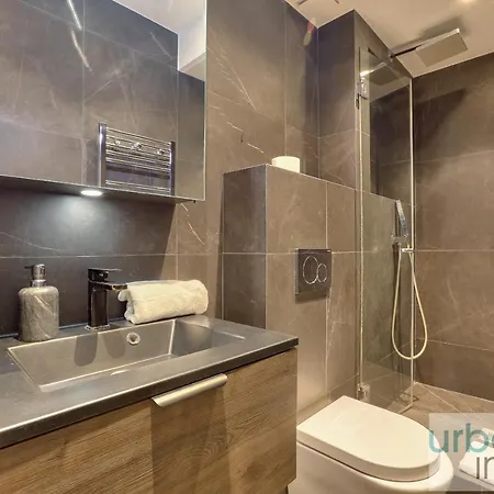 Urban Flat 70 - Authentic 3bdr Parisian Flat Lägenhet *
