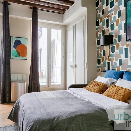 Urban Flat 70 - Authentic 3bdr Parisian Flat Lägenhet *