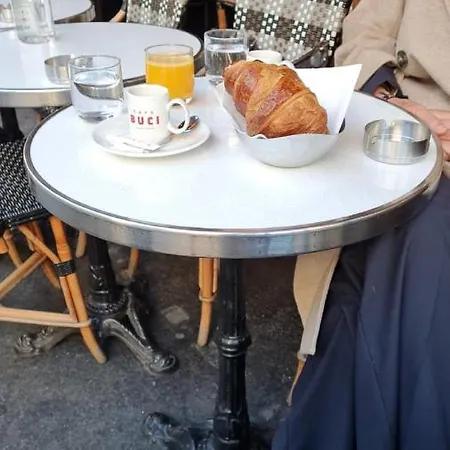 아파트 Urban Flat 70 - Authentic 3bdr Parisian Flat 파리