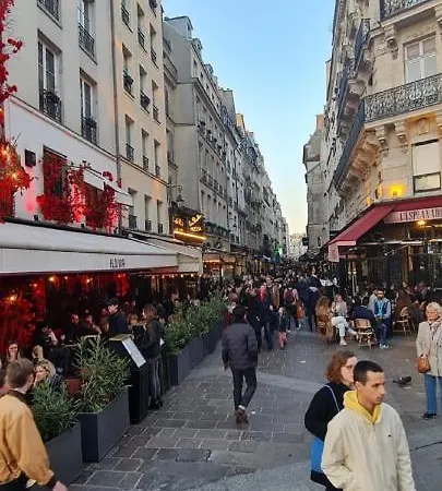 Urban Flat 70 - Authentic 3bdr Parisian Flat דירה פריז