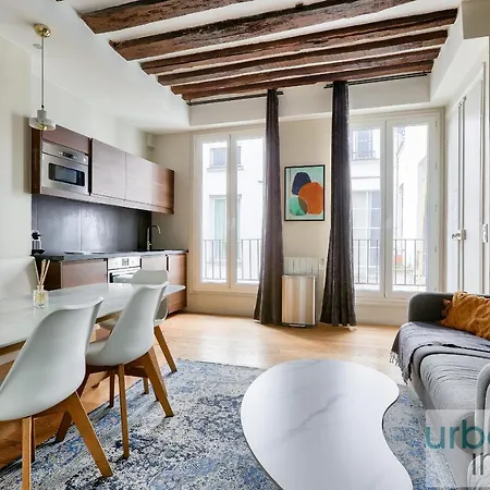 Urban Flat 70 - Authentic 3bdr Parisian Flat * פריז